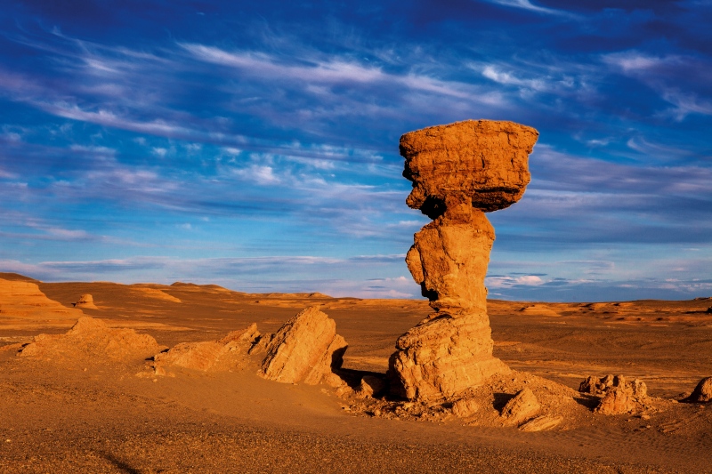 4.天外来客（柱状雅丹）Visitor from Outer Space(Columnar Yardang)(1).jpg